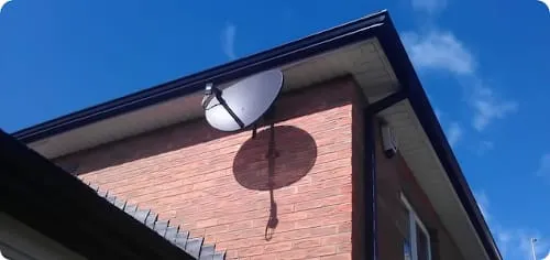 Satelitarna antena zamontowana przy dachu